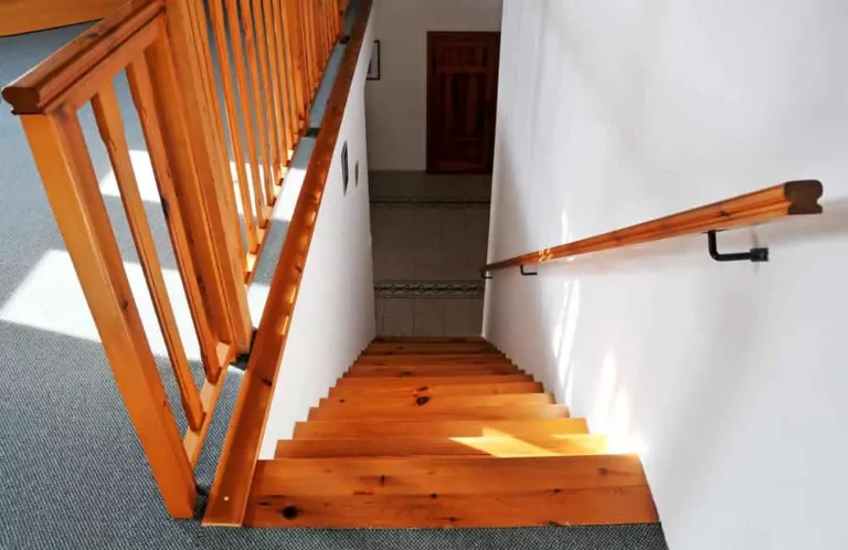 Which Side Should Handrail Be On Stairs